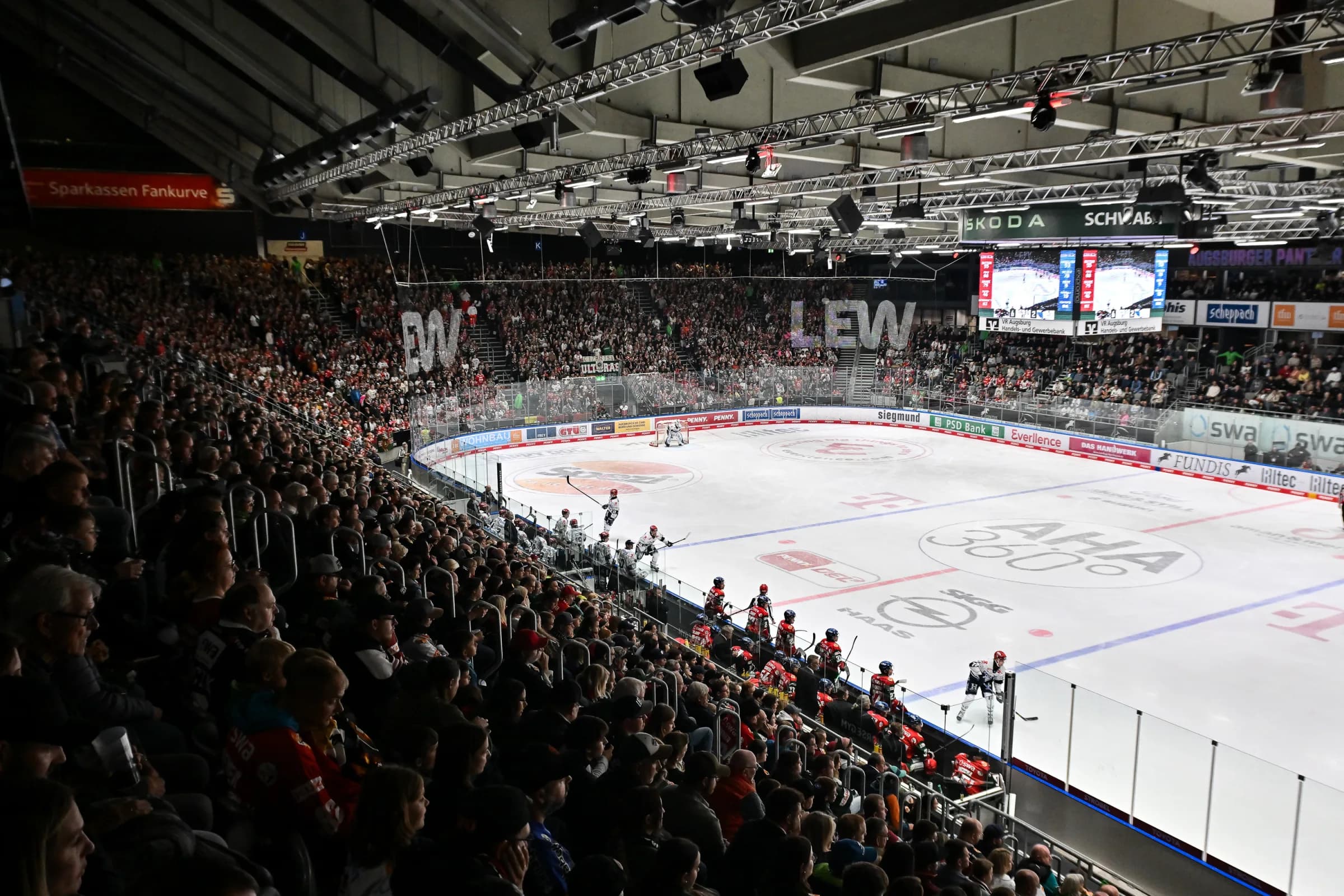 Heimspiel der Augsburger Panther: die Tribüne des Curt-Frenzel-Stadions ist voll, auf dem Eis läuft das Aufwärmen